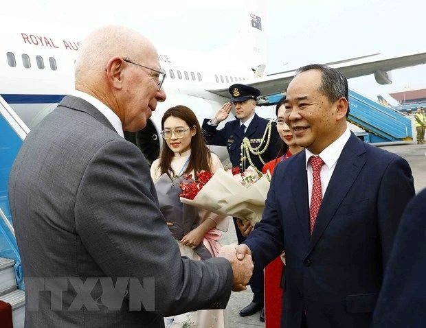Chủ nhiệm Văn phòng Chủ tịch nước Lê Khánh Hải đón Toàn quyền Australia David Hurley tại Sân bay quốc tế Nội Bài. (Ảnh: An Đăng/TTXVN)
