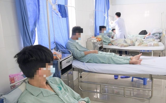 Học sinh nhập Bệnh viện Bãi Cháy, Quảng Ninh sau khi dùng thuốc lá điện tử. (Ảnh: Bệnh viện cung cấp)
