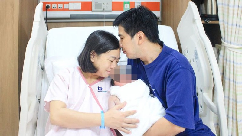 Hạnh phúc làm cha mẹ của cặp vợ chồng hiếm muộn. 