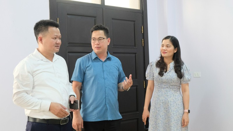Tiến sĩ Hồ Quang Hòa (trái), Phó Giáo sư, Tiến sĩ Trần Thành Nam (giữa) chia sẻ về công tác tư vấn tham vấn tâm lý học đường.