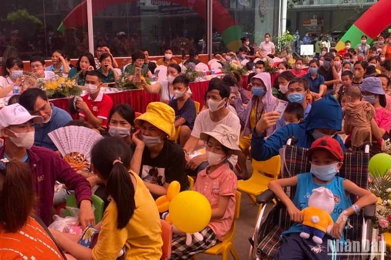 Hàng nghìn em nhỏ dự chương trình Tết thiếu nhi tại khuôn viên Bệnh viện Nhi Trung ương.