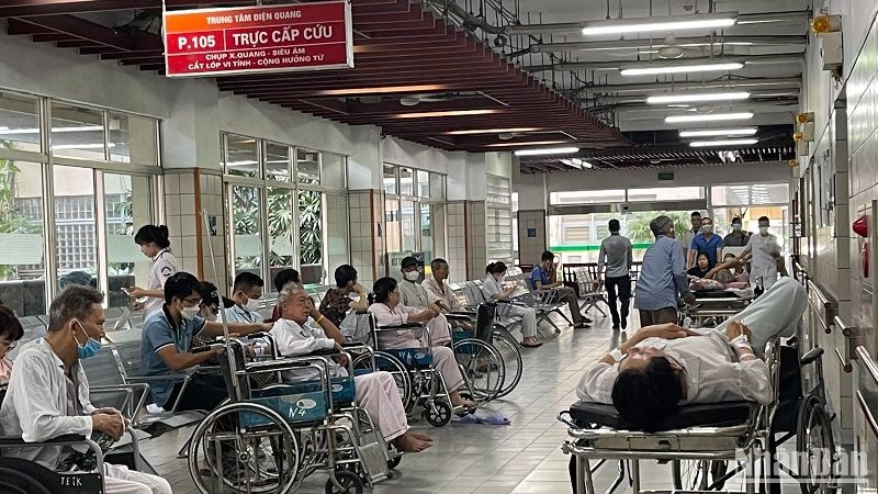 Bệnh nhân chờ chụp chiếu tại Bệnh viện Bạch Mai. 