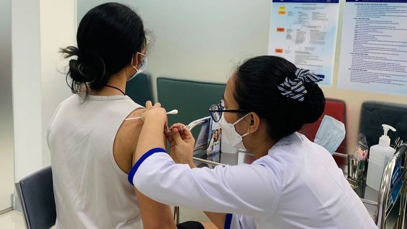 Thành Nguyễn (18 tuổi) tiêm vaccine phòng dại trước khi trở lại Canada tiếp tục học tập.
