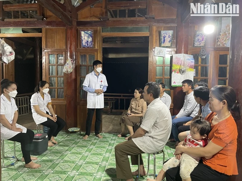 Cán bộ y tế huyện Nậm Pồ tuyên truyền các biện pháp phòng bệnh đến người dân xã Nà Hỳ. (Ảnh: Bích Hạnh)
