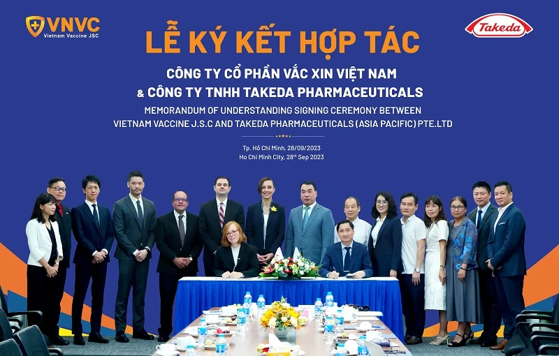 Đại diện Công ty TNHH Takeda Pharmaceuticals và đại diện Hệ thống tiêm chủng VNVC ký kết biên bản ghi nhớ hợp tác chiến lược hôm 28/9 tại Thành phố Hồ Chí Minh.