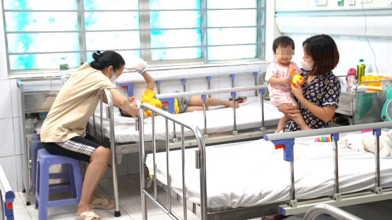 Trẻ mắc tay chân miệng điều trị tại Bệnh viện Nhi Trung ương. 