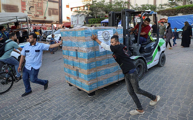 Vận chuyển hàng viện trợ tại thành phố Khan Younis ở dải Gaza.