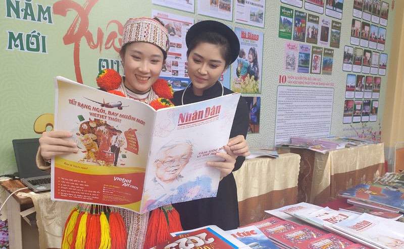 Người dân Hà Giang xem Báo Nhân Dân số Xuân Quý Mão tại Hội báo Xuân Hà Giang.