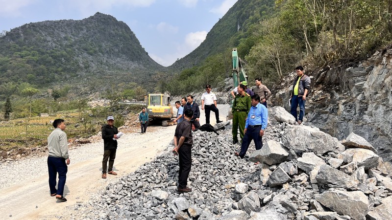 Đoàn công tác huyện Đồng Văn kiểm tra công trình có hoạt động khai thác khoáng sản tại xã Sà Phìn.
