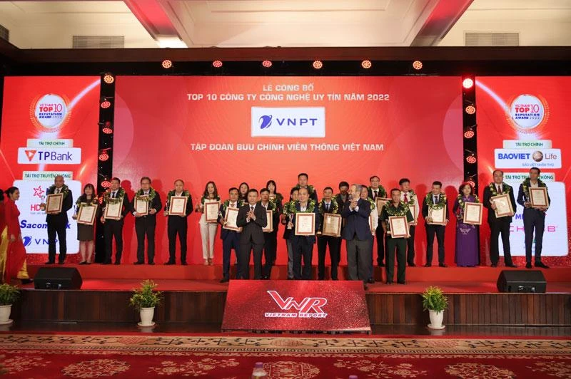 Phó Tổng Giám đốc Công ty Công nghệ thông tin VNPT Phạm Huy Hoàng lên nhận cúp, giấy chứng nhận doanh nghiệp Top 10 Công ty công nghệ uy tín năm 2022.