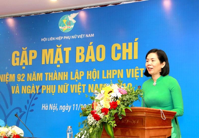 Phó Chủ tịch Hội Liên hiệp Phụ nữ Việt Nam Nguyễn Thị Minh Hương phát biểu chào mừng tại buổi gặp mặt.