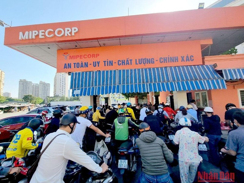 Người dân xếp hàng đông nghịt chờ mua xăng tại cửa hàng xăng dầu của Mipec (đối diện chợ tạm Nam Trung Yên, Cầu Giấy, Hà Nội).