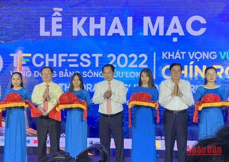 Các đại biểu cắt băng khai mạc TECHFEST Mekong 2022. 