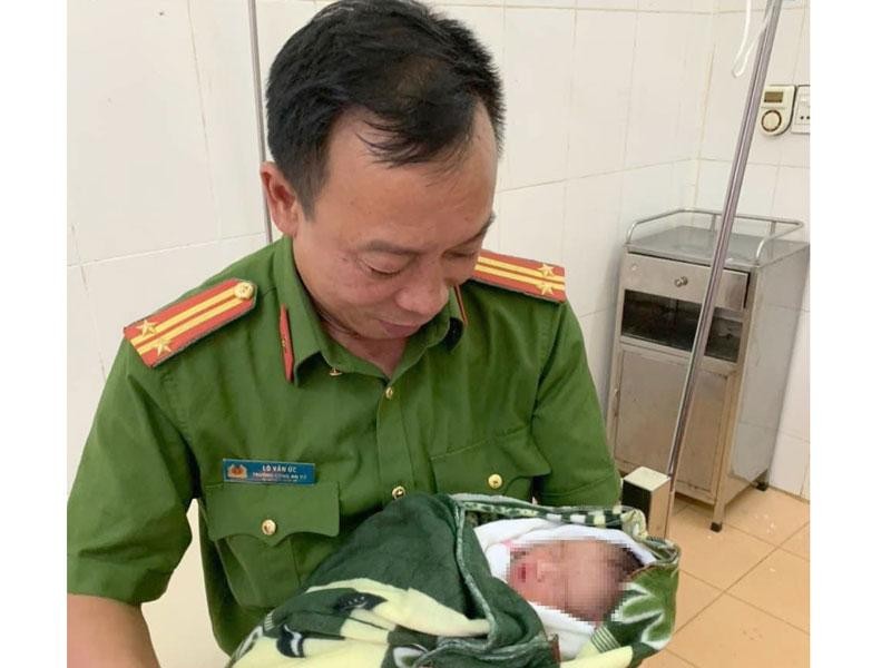 Nhờ có sự hỗ trợ kịp thời của Trung tá Lò Văn Ức, cháu bé đã chào đời khỏe mạnh.