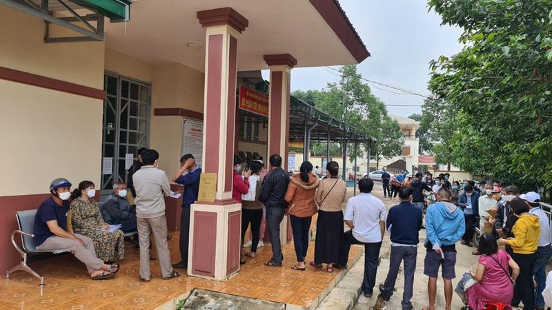 Có thời điểm người dân phải đứng xếp hàng từ lúc trời chưa sáng để được đăng ký làm thủ tục đất đai tại thành phố Gia Nghĩa, tỉnh Đắk Nông.