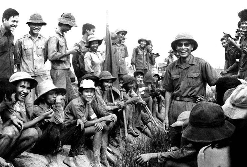 Đồng chí Võ Văn Kiệt thăm thanh niên xung phong và lao động với thanh niên xung phong tại Kiên Giang, năm 1977. (Ảnh tư liệu)