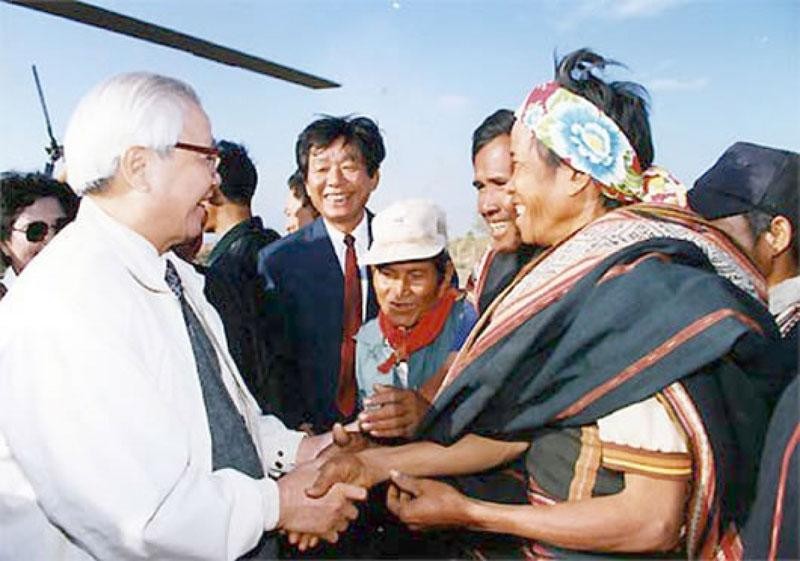 Thủ tướng Võ Văn Kiệt thăm đồng bào làng Tum 2, H. Chư Par, tỉnh Gia Lai (tháng 2/1996). (Ảnh: TTXVN)