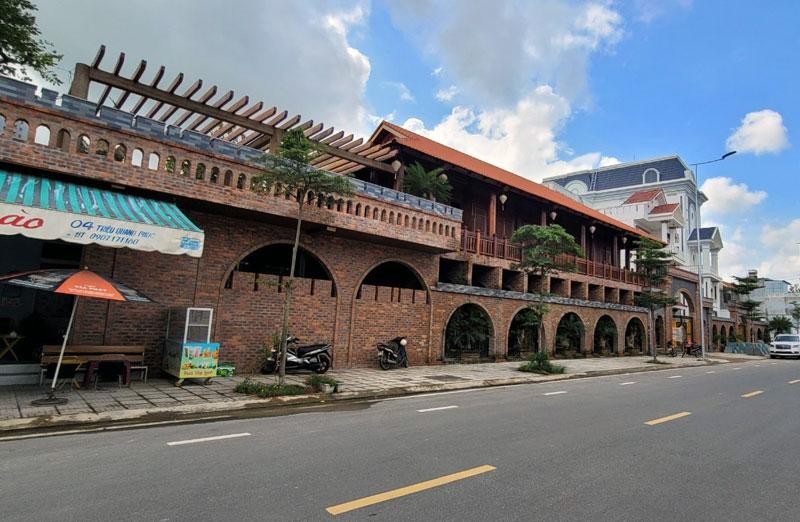 Mặt tiền biệt phủ của ông Nguyễn Hồng Sơn nằm trên đường Triệu Quang Phục, phường Chánh Lộ, thành phố Quảng Ngãi. (Ảnh: TV)