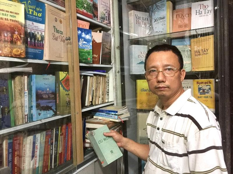 Anh Nguyễn Mạnh Hùng bên "kho sách" về văn hóa, văn học xứ Đoài.