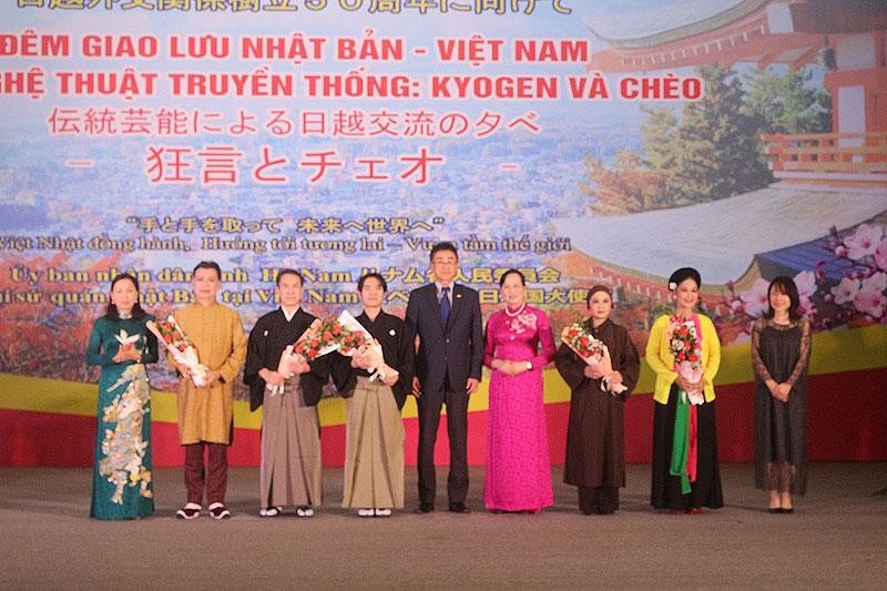 Lãnh đạo tỉnh Hà Nam tặng hoa cho các nghệ sĩ tại chương trình giao lưu.