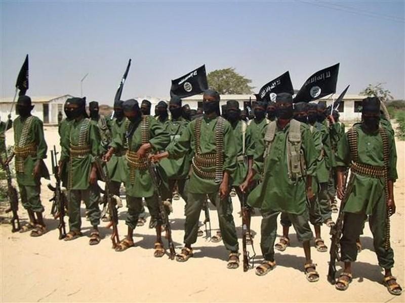 Các tay súng nhóm Hồi giáo Al-Shabaab tại một địa điểm ở ngoại ô Mogadishu, Somalia. (Ảnh: AFP/TTXVN)