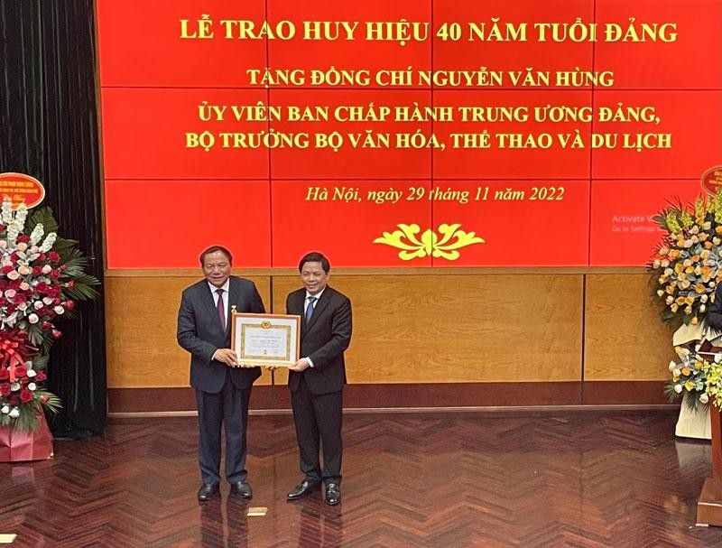 Đồng chí Nguyễn Văn Thể, Ủy viên Trung ương Đảng, Bí thư Đảng ủy khối các cơ quan Trung ương trao Huy hiệu 40 năm tuổi Đảng cho đồng chí Nguyễn Văn Hùng.