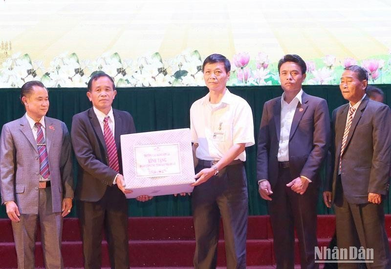 Trường Cao đẳng Sơn La tặng quà cho Đoàn công tác các tỉnh nước Cộng hòa Dân chủ Nhân dân Lào.