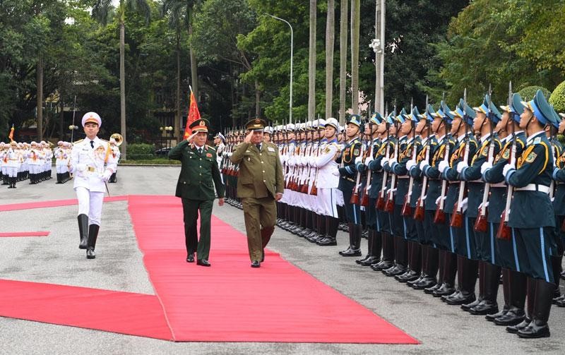 Đại tướng Lương Cường, Chủ nhiệm Tổng cục Chính trị Quân đội nhân dân Việt Nam và Trung tướng Víctor Rojo Ramos, Chủ nhiệm Chính trị các Lực lượng vũ trang cách mạng Cuba, duyệt đội danh dự.