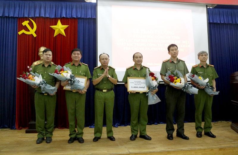 Đại tá Trần Văn Chính, Phó Giám đốc, Thủ trưởng Cơ quan Cảnh sát điều tra Công an tỉnh Bình Dương trao khen thưởng và biểu dương các đơn vị.