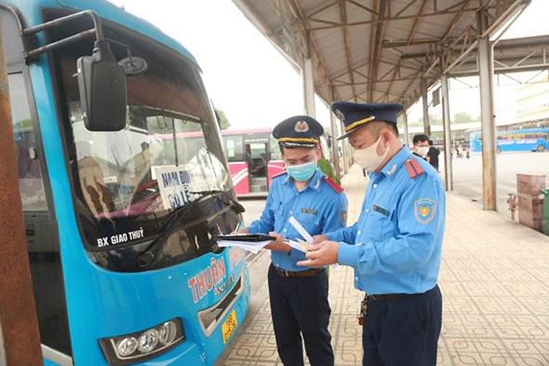 Thanh tra giao thông Hà Nội sẽ tăng cường kiểm tra, xử lý xe vi phạm trong dịp cuối năm.