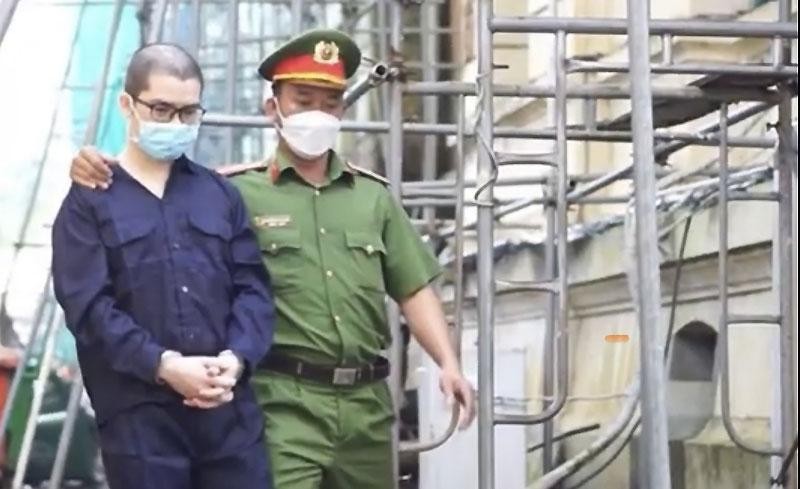 Bị cáo Nguyễn Thái Luyện được dẫn ra tòa. (Ảnh: CTV)