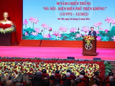 Bí thư Thành ủy Hà Nội Đinh Tiến Dũng phát biểu tại Lễ kỷ niệm 50 năm chiến thắng Hà Nội - Điện Biên Phủ trên không. (Ảnh: TTXVN)