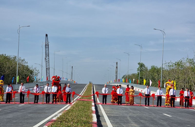 Nguyên Chủ tịch nước Nguyễn Minh Triết và các đại biểu thực hiện nghi thức khánh thành đường và cầu kết nối tỉnh Bình Dương và tỉnh Tây Ninh.