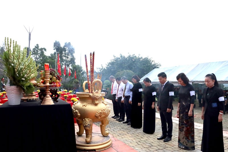 Lãnh đạo tỉnh Bình Phước đặt vòng hoa và dâng hương làm lễ truy điệu các hài cốt liệt sĩ.