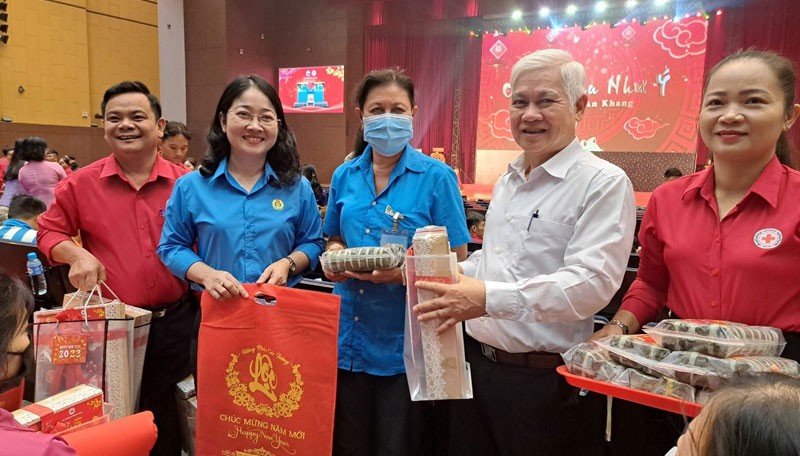 Bí thư Tỉnh ủy Bình Dương Nguyễn Văn Lợi (thứ 2 từ phải sang) trao tặng quà Tết cho công nhân lao động khó khăn.