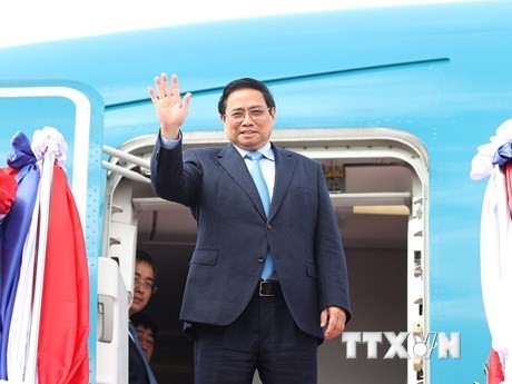 Thủ tướng Phạm Minh Chính rời thủ đô Vientiane. (Ảnh: Dương Giang/TTXVN)