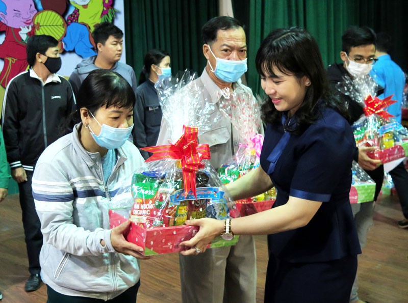 Bà Nguyễn Thị Bích Ly - Phó Trưởng Ban Tuyên giáo tỉnh Bình Định tặng quà cho người lao động.