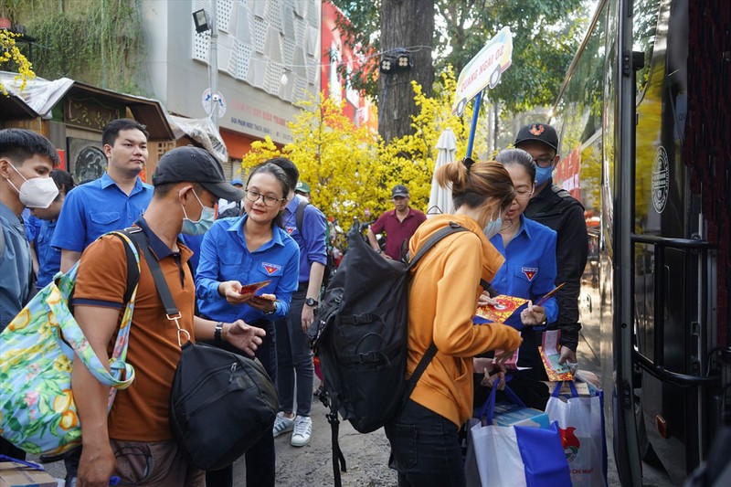 Liên đoàn lao động Thành phố Hồ Chí Minh phối hợp Thành đoàn thành phố tổ chức lễ tiễn “Chuyến xe mùa xuân” năm 2023 đưa công nhân, lao động về quê đón Tết Quý Mão.