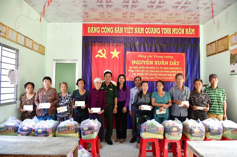 Trung tướng Nguyễn Xuân Dắt tặng quà cho hộ nghèo xã Thuận Hưng, huyện Mỹ Tú, tỉnh Sóc Trăng.