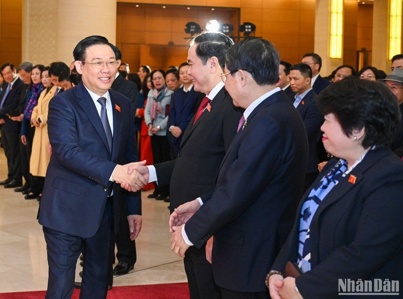 Chủ tịch Quốc hội Vương Đình Huệ với các đại biểu tại buổi gặp mặt đầu Xuân Quý Mão.