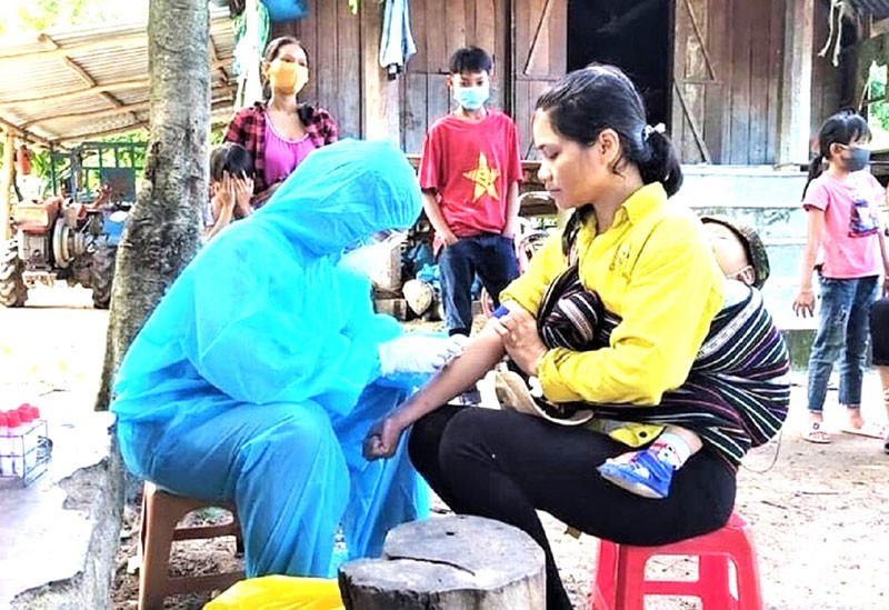 Cán bộ y tế tỉnh Đắk Lắk về tận buôn làng tiêm vaccine phòng, chống bệnh bạch hầu cho người dân. (Ảnh minh họa)