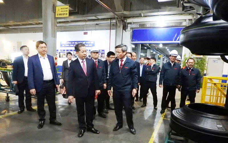 Đồng chí Nguyễn Văn Quảng nghe báo cáo về tình hình sản xuất lốp ô-tô tại Công ty Cao su Đà Nẵng tại Khu công nghiệp Liên Chiểu.