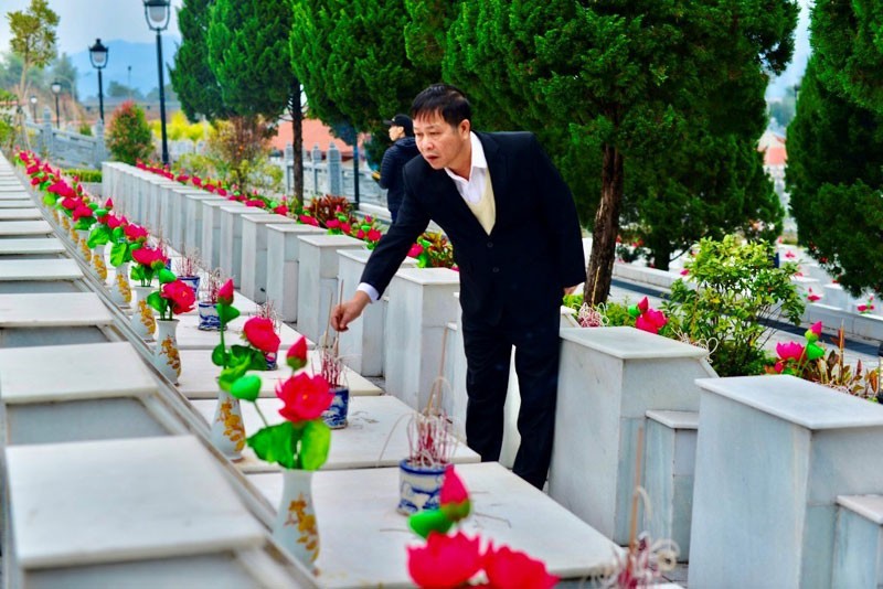 Ông Bùi Thanh Hà – Phó Chủ tịch HĐQT dâng hương cho các liệt sĩ tại Vị Xuyên.