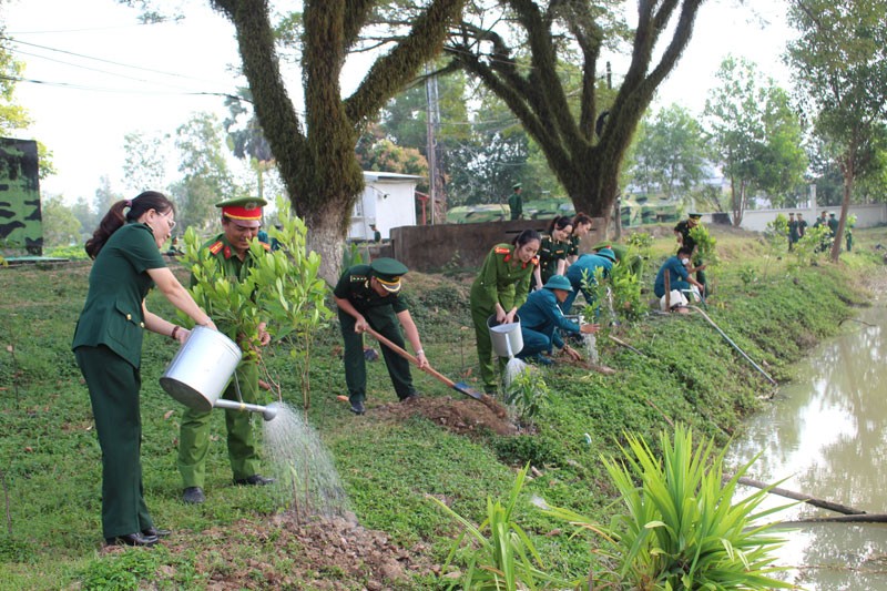 Bộ đội Biên phòng Kiên Giang cùng các lực lượng vũ trang và chính quyền huyện Giang Thành, tỉnh Kiên Giang trồng cây xanh.