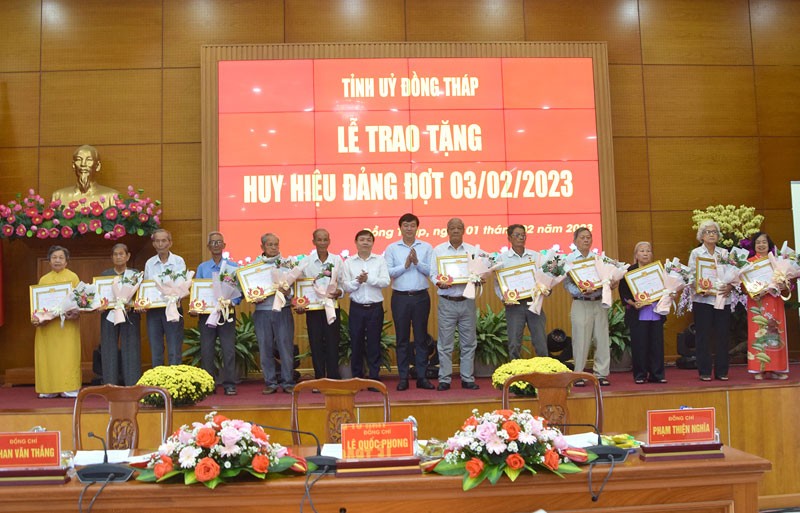 Đại diện lãnh đạo Tỉnh ủy Đồng Tháp trao Huy hiệu Đảng cho đảng viên.