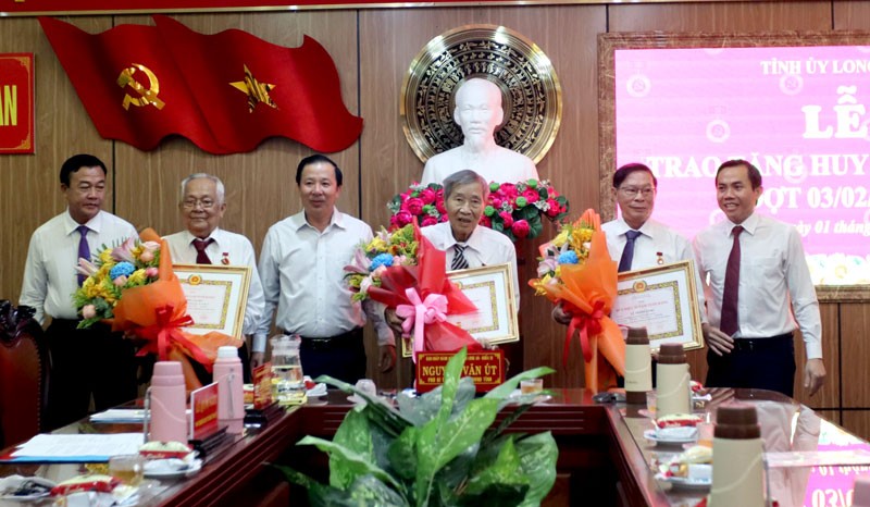Đồng chí Nguyễn Văn Út (thứ 3 từ trái qua), Phó Bí thư Tỉnh ủy, Chủ tịch Ủy ban nhân dân tỉnh Long An trao Huy hiệu 55, 65 tuổi Đảng cho 3 đảng viên đang cư trú tại thành phố Tân An, Long An.