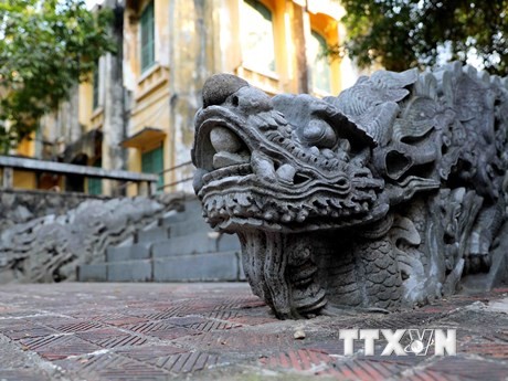 Bộ thành bậc Điện Kính Thiên, niên đại thế kỷ 17, hiện lưu giữ tại Trung tâm Bảo tồn di sản Thăng Long-Hà Nội.