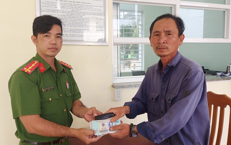 Công an phường 6, thành phố Cao Lãnh, tỉnh Đồng Tháp tiếp nhận chiếc ví bên trong có gần 25 triệu đồng do anh Nguyễn Thành Duyên trao trả.