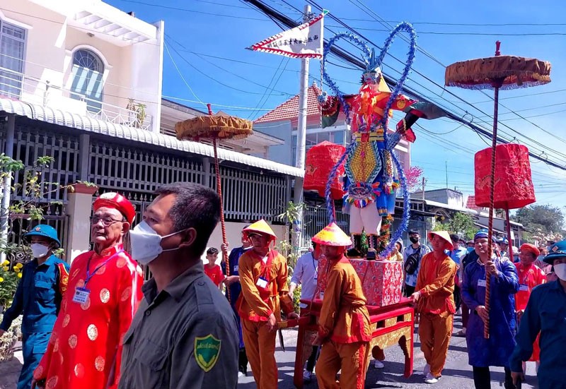 Nghi lễ rước Ông Tiêu được tổ chức trang nghiêm trong Lễ hội Làm Chay, tại Đình Tân Xuân, thị trấn Tầm Vu, huyện Châu Thành (Long An).