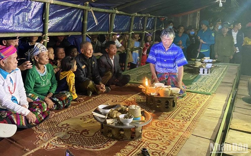 Già làng thực hiện nghi lễ trong Lễ hội đập trống của người Ma Coong.